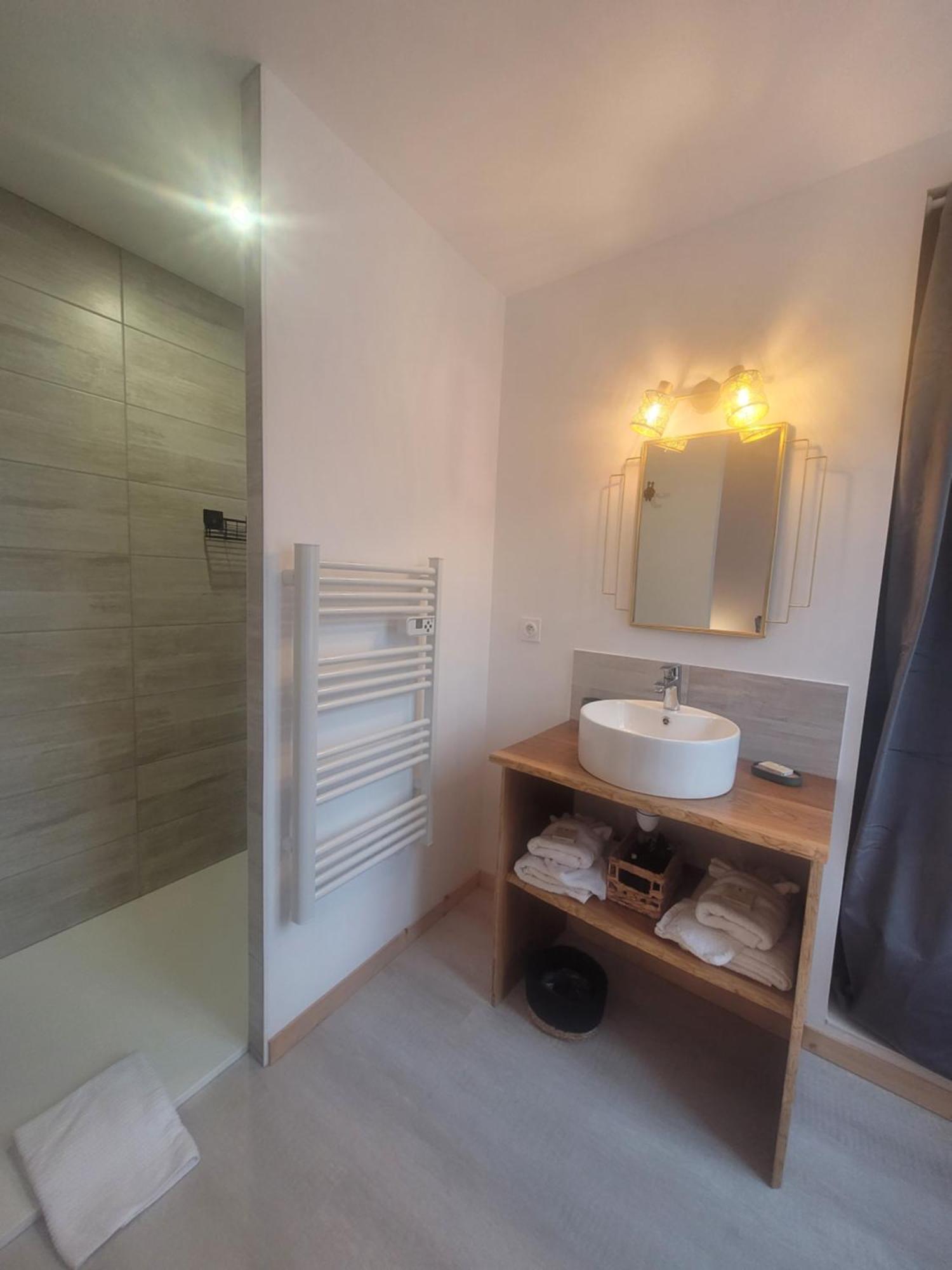 Lekker Slaap Hotel Parthenay Exterior photo