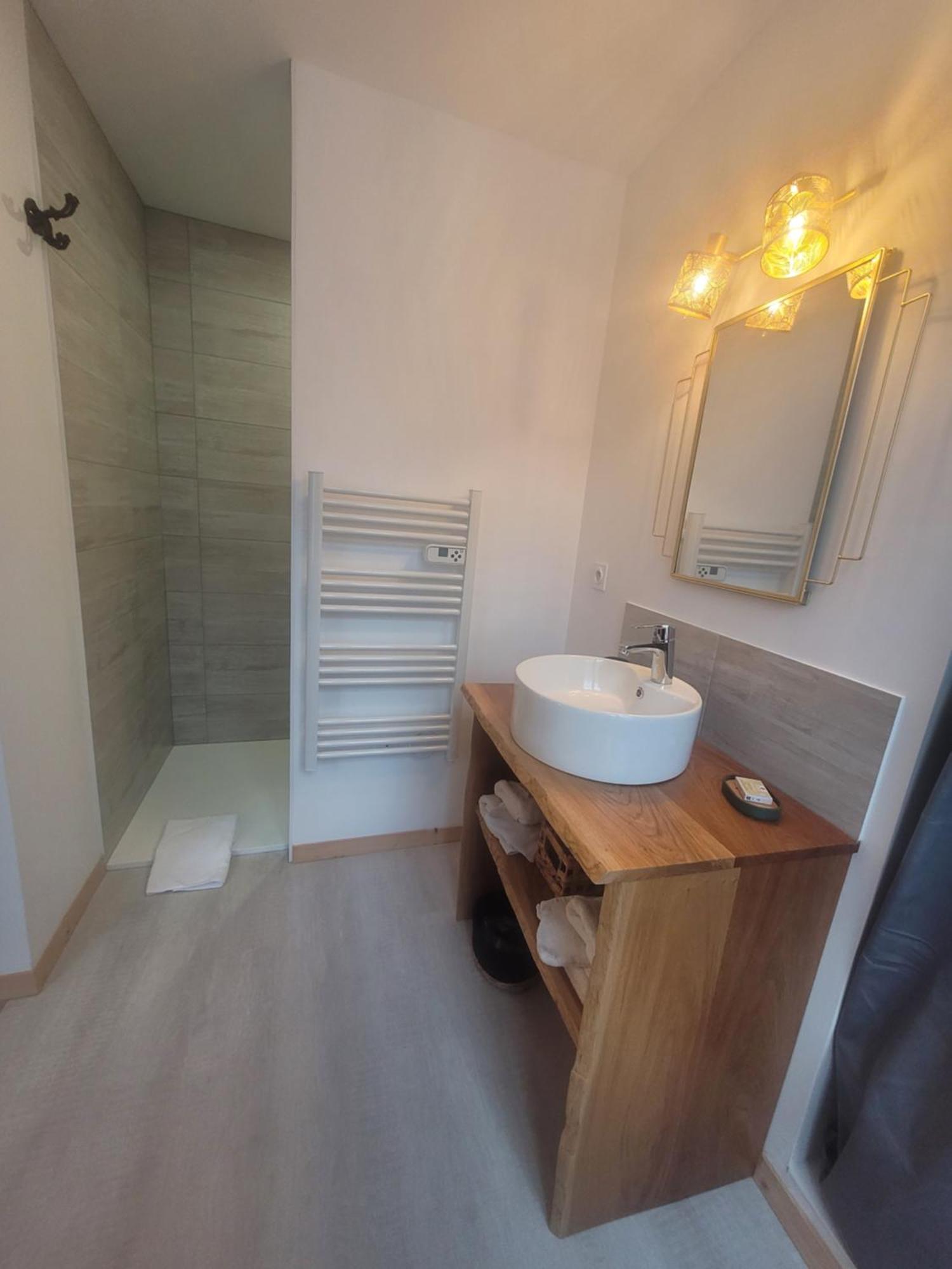 Lekker Slaap Hotel Parthenay Exterior photo