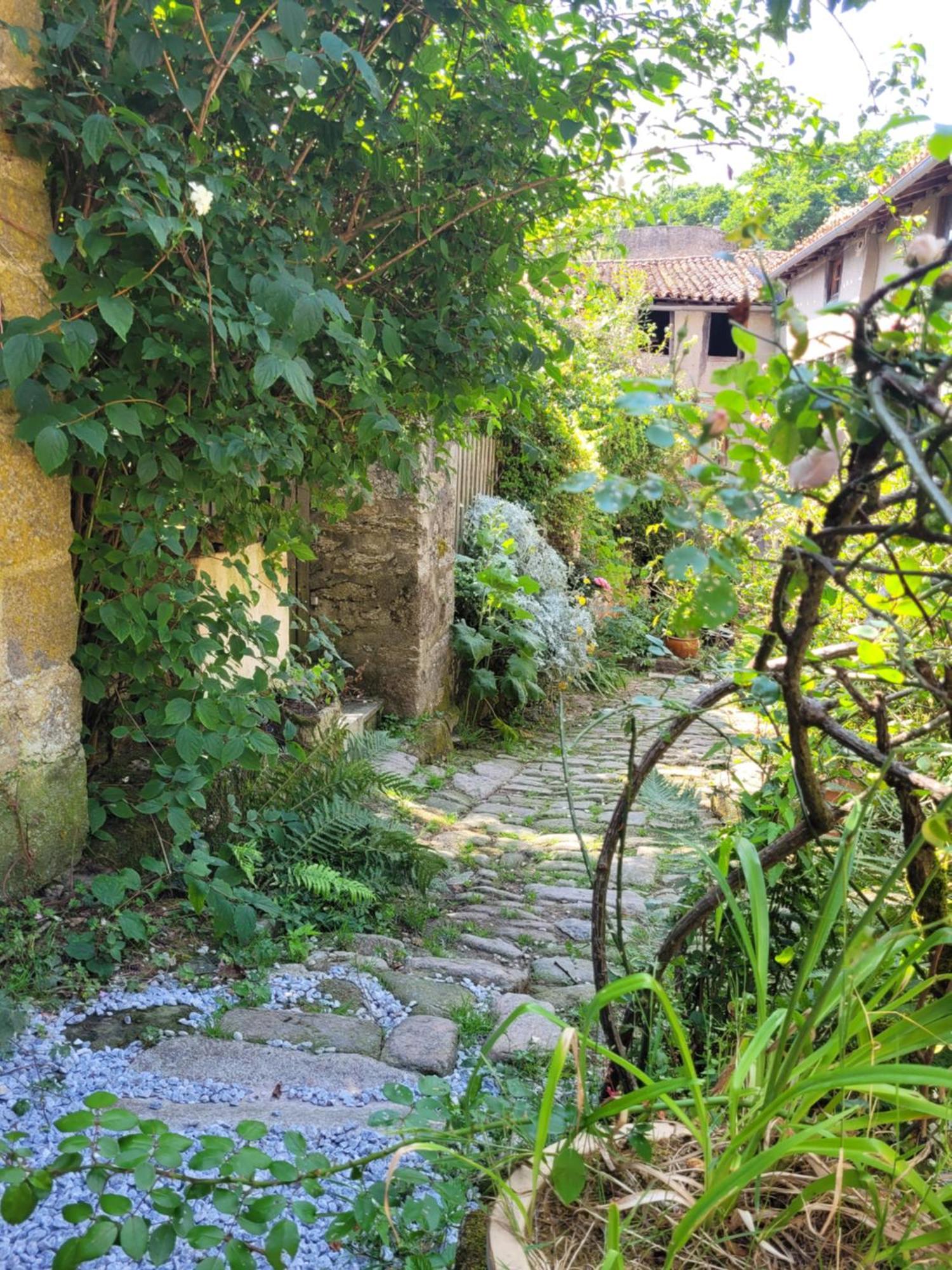 Lekker Slaap Hotel Parthenay Exterior photo