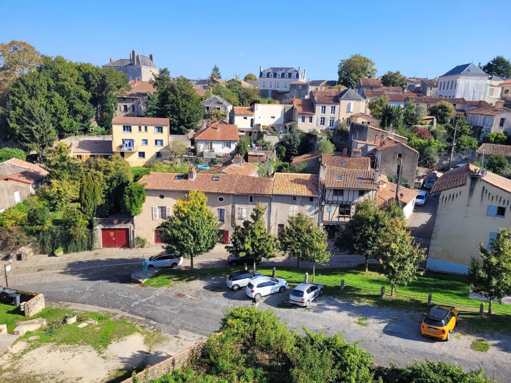 Lekker Slaap Hotel Parthenay Exterior photo